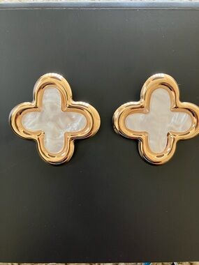 🤍FC Gold-Tone White Mother-of-Pearl Clover Earrings🤍